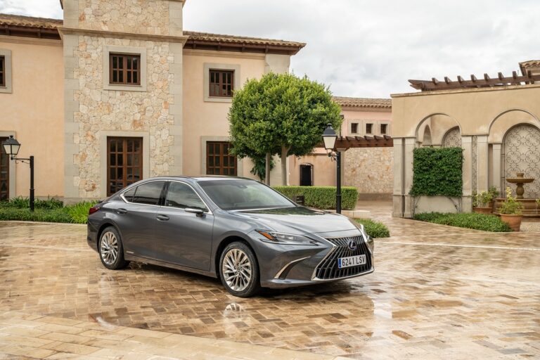 A Luxurious Hybrid Saloon Redefining the Segment: Lexus ES 300h driven